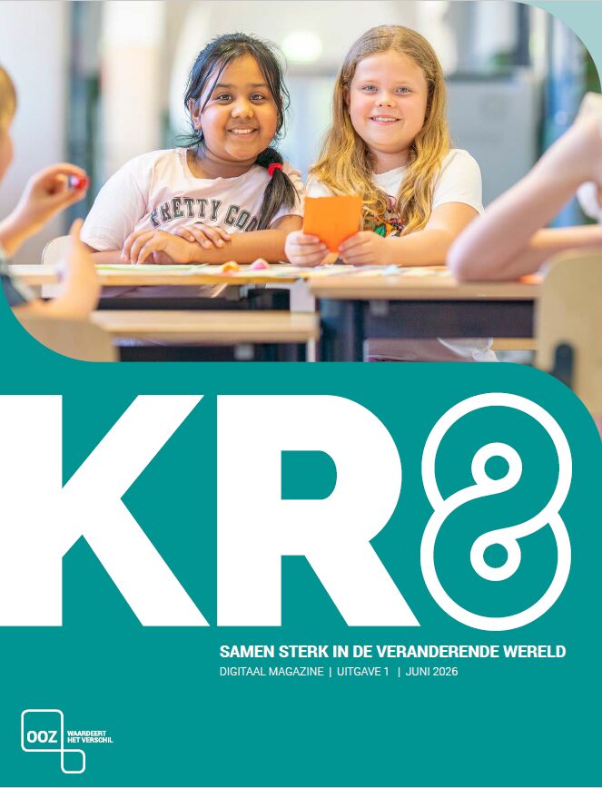 Afbeelding van de voorkant van het magazine met daarop twee leerlingen uit het basisonderwijs die samen aan een tafel zitten en lachen naar de kijker.